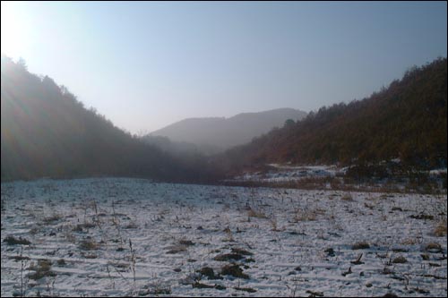 성밖에서 바라본 성자산성 북문터 